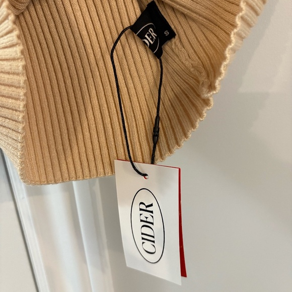 Cider Criss Cross Cropped Tank - Picture 2 of 3